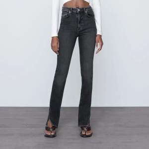 Jeans från Zara i Storlek 36 med öppning på sidorna 