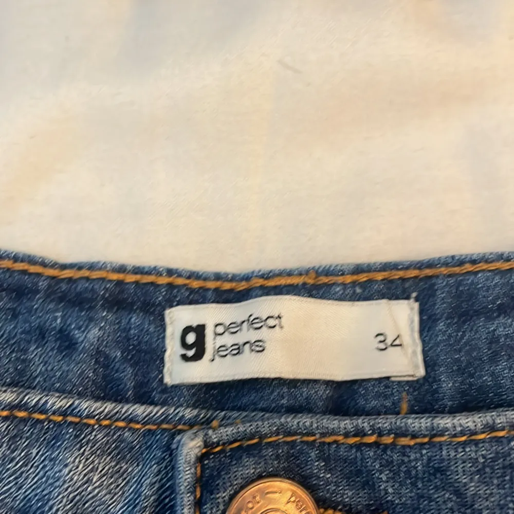 Låg midjade jeans shorts från Gina i storlek 34. Säljer på grund av att dom inte passar mig. Dom har en snygg slitnings detalj på höger fram ficka( ska vara så)❤️❤️ 26 i midjemått❤️ lägg gärna bud🩷. Shorts.