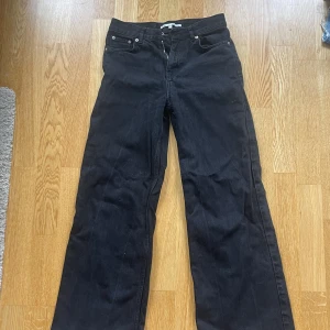Svarta jeans - Säljer mina svarta jeans den junkyard då de ej passar längre. Superfina och inga defekter. Storlek 27, med andra ord XS. Hör av er vid frågor eller funderingar <3