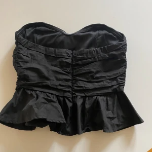 Svart top - Jättefin topp! Funkar att ha både till fest eller under en kofta. Endast använd en gång och inga tecken på användning.