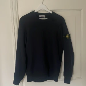 Stone island tröja - Tröjan är änvänd men inga skador. Köpt från NK. Skriv för frågor och funderingar.
