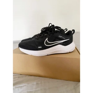 Nike Downshifter 12  - Säljer dessa fantastiska löparskor som tyvärr inte kommer till användning just nu, endast använda 3 ggr så är som nya! 