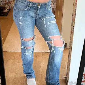 Söndriga jeans, as coola. 