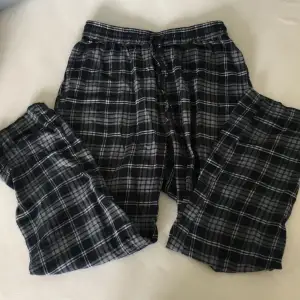Rutiga pyjamasbyxor från HM. Fint skick. Säljer då de blivit för korta för mig. Passar både tjejer och killar. Kan frakta om köparen står för frakten.