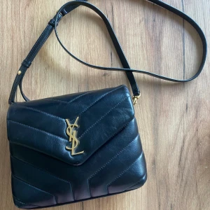 Ysl toy loulou bag small  - Säljer min fina toy loulou bag från Saint Laurent, säljs i fint skick, finns några märken på väskan, se bild 4 & 5. Man för med både dustbag & original kvitto från butiken! Nypris: 17500kr