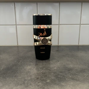 Lattafa Asad - Säljer min Lattafa Asad, ungefär 95/100ml kvar, troligtvis mer. Tyvärr ingen presentation kvar.
