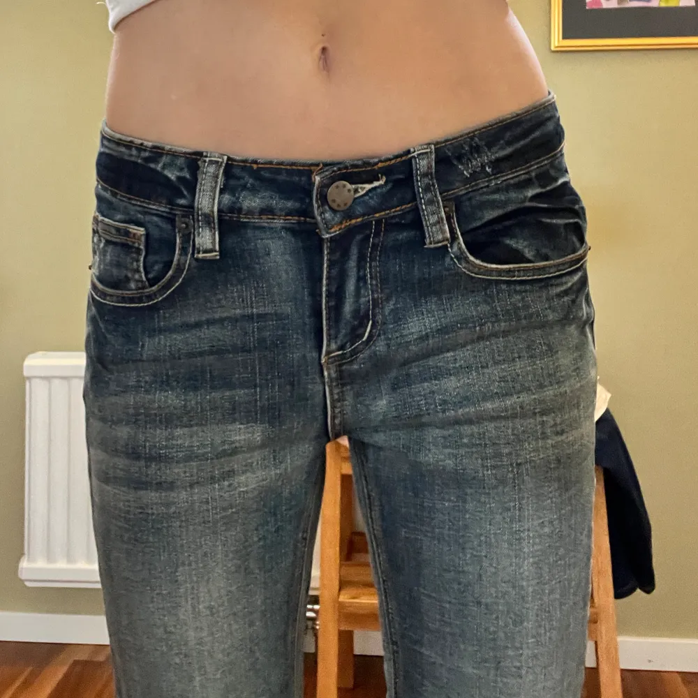 Äkta y2k vintage jeans i nyskick XS. Lågmidjade, lite stretch i så sitter som en smäck. Jag är 163 cm lång, långa på mig.. Jeans & Byxor.