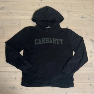 Carhartt hoodie - Tja! Säljer nu denna feta hoodie för att den inte passar mig, inga defekter. Hoppas du vill köpa!