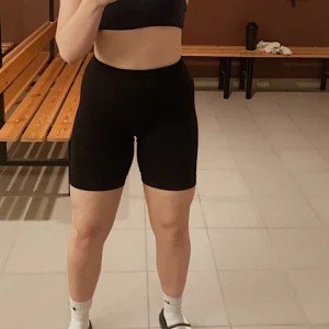 Relode träningsshorts  - Snygga träningsshorts i ”prime scrunch” serien. Använd 2 gånger och är i väldigt bra skick! Nypris 579kr. Kan skicka fler bilder om så önskas.🥰