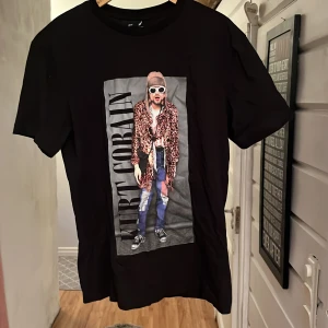 Kurt Cobain tshirt  - Säljer den här t shirten då jag har växt ur den, inköpt för 199 kr