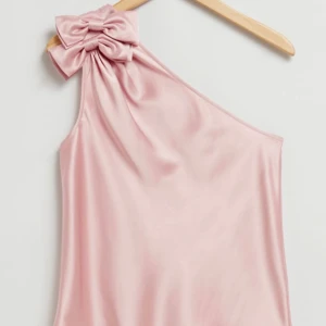 Slutsåld other stories topp💕 - En jätte fin efterfrågad topp ifrån & other stories, storlek 40/M men skulle säga att den är som en S. Aldrig använd med lappen kvar! Säljs ej längre💕