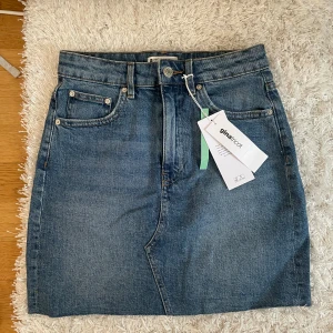 Jeanskjol  - En väldigt fin jeanskjol ifrån Gina Tricot i helt nytt skick. Den är i storlek xs💕