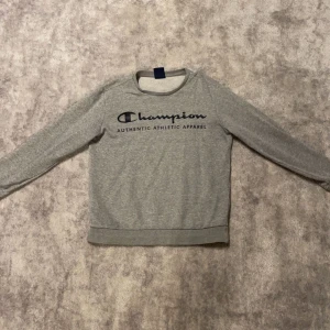 Champion sweatshirt - Säljer min Champion tröja pågrund av att den inte passar längre. Tröjan har börjat gå sönder lite vid handleden annars i bra skick. Storlek 150-155cm Fler bilder går att fixa, det är bara att skriva. Pris går att diskutera! 