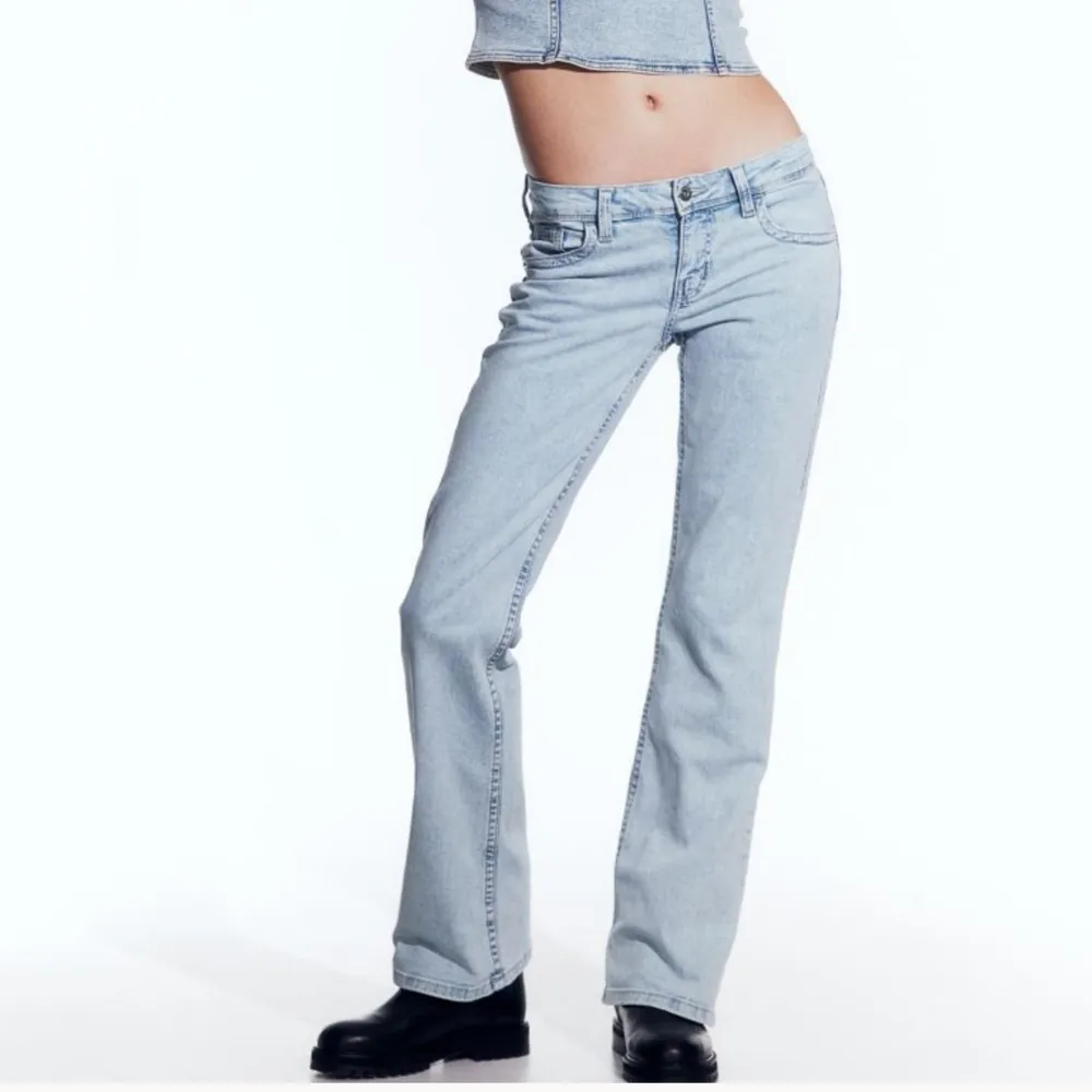Säljer dessa superfina lågmidjade jeans från hm🩷köpta här på Plick men passade tyvärr inte mig! De är i nyskick och är HELT slutsålda på hemsidan! Väldigt eftertraktade . Jeans & Byxor.