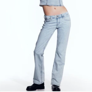 Eftertraktade lågmidjade jeans❤️‍🔥 - Säljer dessa superfina lågmidjade jeans från hm🩷köpta här på Plick men passade tyvärr inte mig! De är i nyskick och är HELT slutsålda på hemsidan! Väldigt eftertraktade 