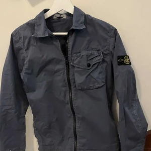 Stone Island overshirt - säljer för att den är för liten, tag finns kvar på jackan. Nypris 2800kr. Säljer åt en vän