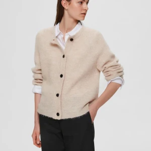 Ljusrosa Kofta - Säljer denna så fina koftan i en jättefin ljusrosa färg💗koftan är i jättebra skick! Skriv för egna bilder, priset kan diskuteras😘