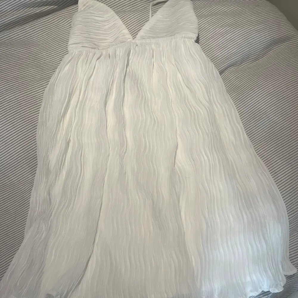 Säljer denna jättefina klänningen från Princess Polly!  Perfekt till studenten eller till sommaren.  Den är helt ny med lappen kvar!   Den är i storlek US 0, vilket motsvarar storlek 32/34. . Klänningar.