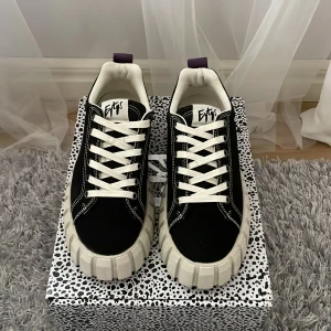 Eytys Odessa Sneakers  - Jag säljer mina Eytys Odessa i storlek 37, då dem tyvärr inte passar mig. Dem är använda ett fåtal gånger och är i fint skick, men det finns tecken på användning. Kartong och dustbag finns kvar. Om du vill ha mer bilder, hör av dig privat. ☺️