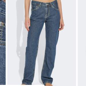 Säljer low waist straight leg jeans från bikbok som är i måtten 24/32. Endast använda en gång.