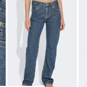 Jeans  - Säljer low waist straight leg jeans från bikbok som är i måtten 24/32. Endast använda en gång.
