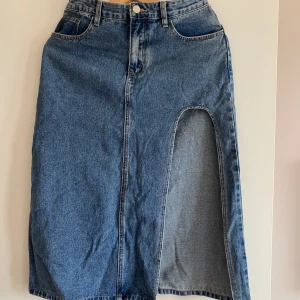 Jeanskjol  - Helt ny oanvänd jeanskjol med hög slits. Den är i storlek M men skulle säga den är något mindre än vad M brukar vara. Köpare står för frakten✨