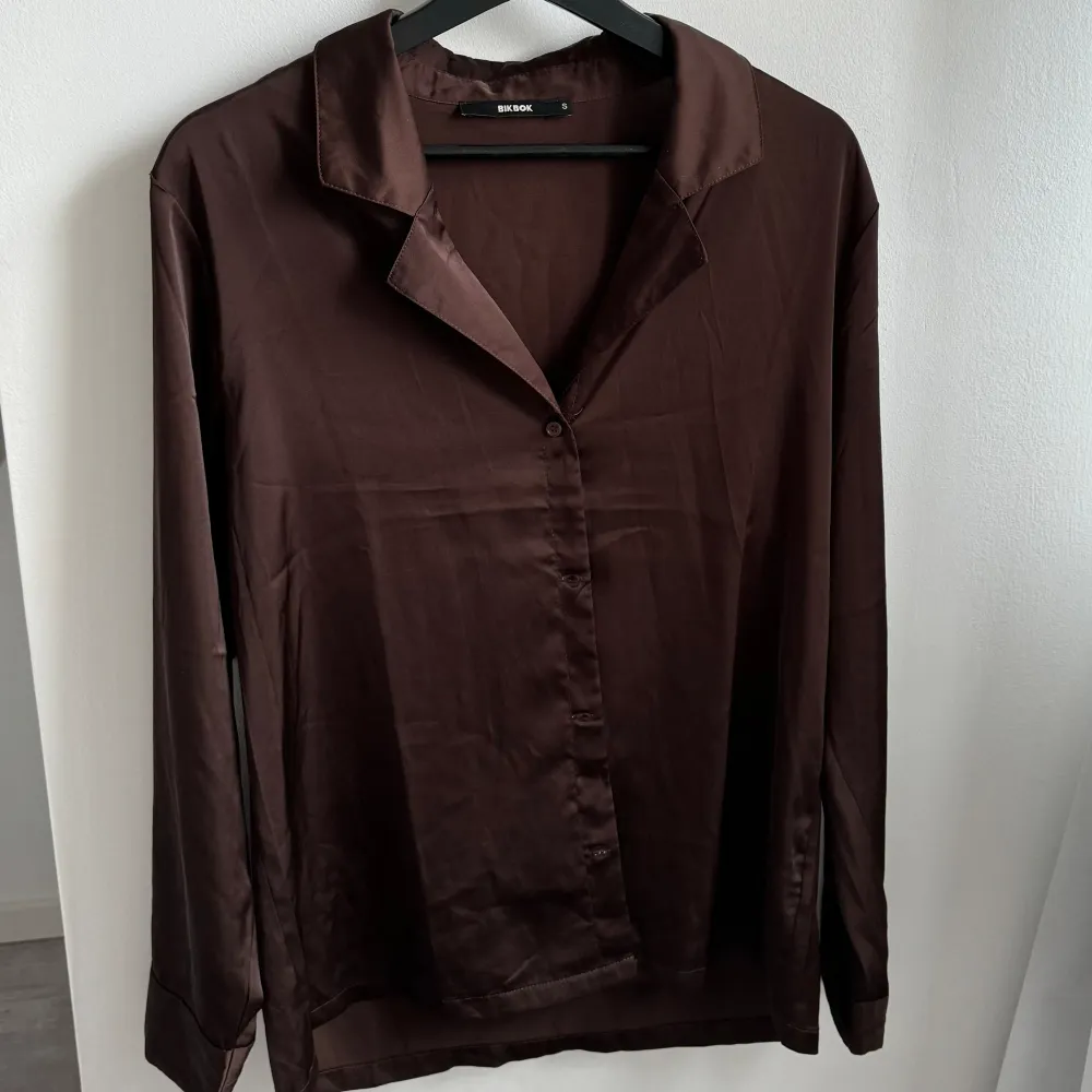 Brun silkesskjorta i oversized fit🤎 Passar S/M. Skjortor.