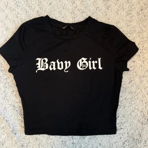 Baby tee - Svart baby tee från SheIn. Aldrig använd 🤍