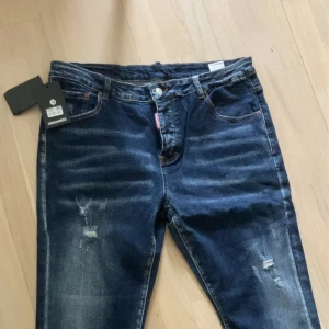 Dsquared2 byxor - Hej! Säljer ett par helt nya dsquared2 byxor aldrig använda o är 10|10 i kvalité storlek 38/54 hör av er vid intresse eller frågor💛