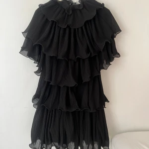 Volangklänning - Superfin fluffig klänning med volanger, oanvänd med lapp! Slutsåld, nypris 699.