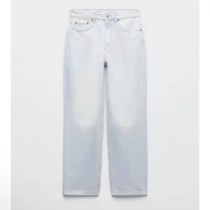 Ljus blå dad jeans - Köpt för flera månader sen, men den kom aldrig till användning. Köpt för 250kr. Low waist, straight leg, ljusblå jeans. Kontakta vid frågor.