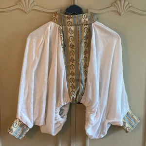 Vit Blus - Vit blus som jag sytt själv. Är nybörjare och den är långt ifrån perfekt - därav priset. Skulle säga att den passar M-L beroende på hur en vill att den ska sitta. Så fin men säljer för att den tyvärr inte kommer till användning. 