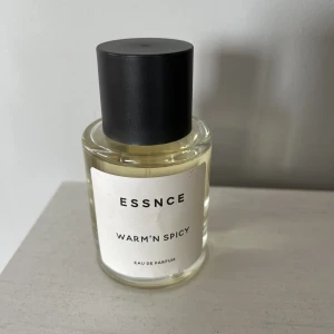 Parfym Essnce Warm’n Spicy - Parfym inspirerad av La vie est belle från Lancome.   Testad några gånger 