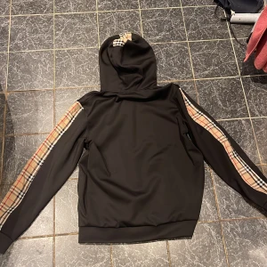 Burberry hoodie - Burberry hoodie knappt använd för den är för stor, storlek L, skick 9/10