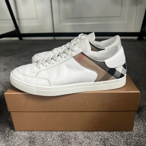 Burberry skor  - Hej, säljer mina burberry sneakers som är storlek 40! Dom är i fint skick, box medföljer vid köp! Hör av er vid intresse! Mvh Hugo 