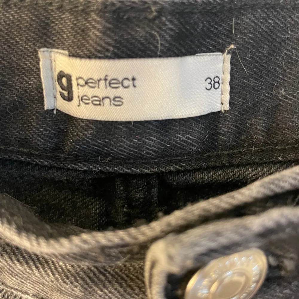 Mid wasit jeans från Gina med slits  Aldrig använda men lappen sitter inte kvar💕 Lite små i storleken . Jeans & Byxor.