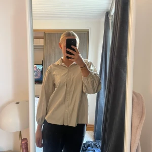 Skinntopp - Beige skinntopp från Lindex som endast är använd 1 gång