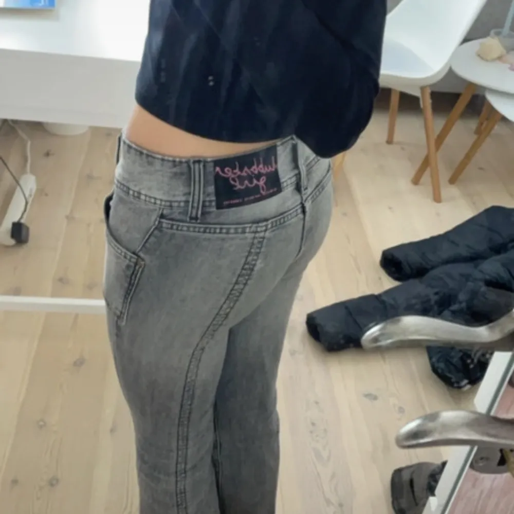 Intressekoll på dessa skitsnygga low waist vintage jeans från hm🥰 det står ingen storlek men skulle säga att de passar någon som är 160 och nedåt! Skriv gärna privat vad ni hade kunnat tänka betala❤️. Jeans & Byxor.