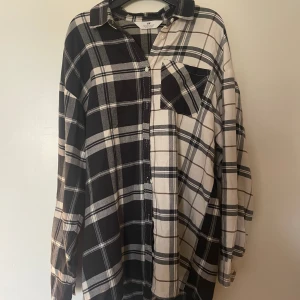 Rutig svartvit skjorta  - Denna skjortan köptes på H&M i somras. Jag säljer den för att jag inte riktigt använder den och den är inte min stil. Är str 158 men eftersom att jag köpte den som ”Oversized” så passar den mig som brukar ha S-XS