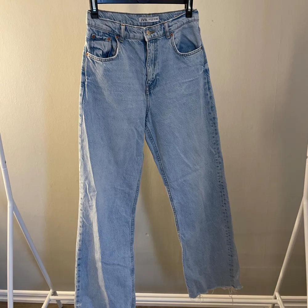 Högmidjade raka jeans från Zara! Använda max 3 gånger💕. Jeans & Byxor.