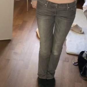 Säljer dessa super snygga Low waist jeans, säljer för dom it kommer till användning mer, ena bilden är från tjejen jag köpte dom från plick tidigare❤️ kom privat för frågor och mer bilder❤️