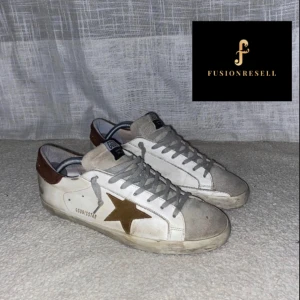 Golden goose skor - Ett par riktigt feta golden goose skor med en cool design. Skick 9/10 och använt cirka 5 gånger.💯 Pris kan diskuteras 
