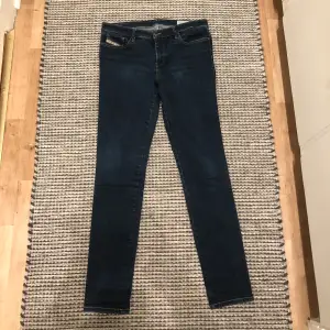 Diesel jeans-mycket bra skick utan defekter-storlek W33 L32-kolla gärna plaggen i min profil-Dma om du har några funderingar 