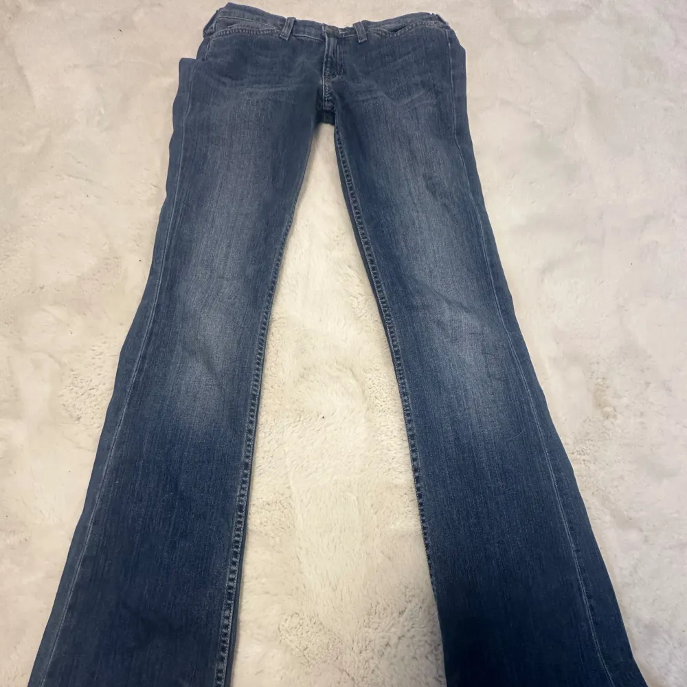 Säljer ett par Lågmidjade utsvängda jeans från märket Lee💙 de är extremt strechiga  och vääldigt långa i benen, innerbenslängden ligger på 90cm✨, midjan 40cm.  Det är bara att höra av sig vid frågor!. Jeans & Byxor.