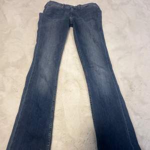 Säljer ett par Lågmidjade utsvängda jeans från märket Lee💙 de är extremt strechiga  och vääldigt långa i benen, innerbenslängden ligger på 90cm✨, midjan 40cm.  Det är bara att höra av sig vid frågor!