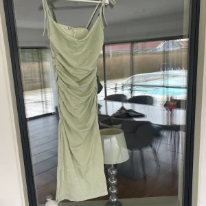 Grön klänning  - Super fin grön klänning, aldrig använd , alla lappar sitter kvar . Storlek S 