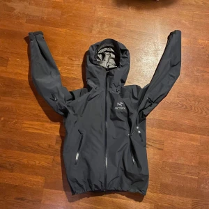 Arcteryx beta LT - Använd men i bra skick, köpt från Arcteryx Sverige, legitcheckad och klar, säljer pga att jag inte använder den längre..mörkblå 