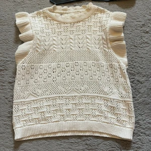 Spets topp  - Säljer min fina stickade spets topp som är köpt på Vero Moda,  använt Max 3 gånger och den är i ett superfint skick💗