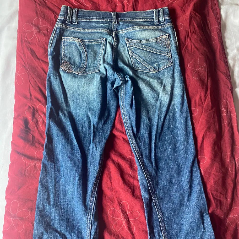 Fina jeans perfelt inför vår och sommar med rosa stitching. Det är korta men kan kan även användas som långa shorts!. Jeans & Byxor.