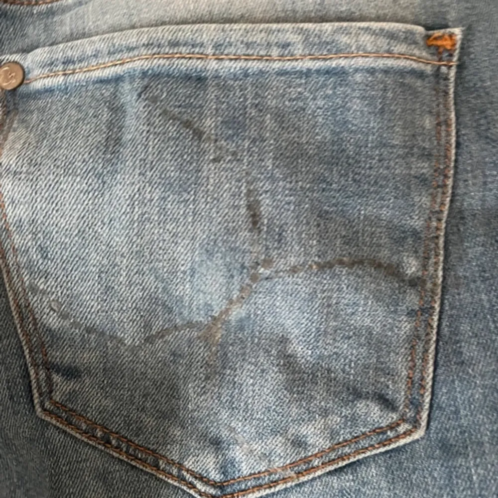 Lågmidjade jeans från H&M köpta secondhand st 26/30. Står att de är bootcut på etiketten. Skulle säga att de passar nån som har xs. De har klister från tidigare ”stenar” på ena fickan back som syns på bilden annars är de i väldigt fint skick💕. Jeans & Byxor.